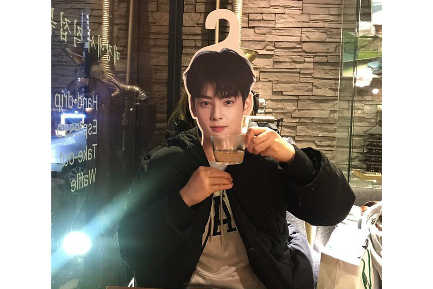 車銀優周邊產品的衣架，粉絲拿著衣架進行合影。