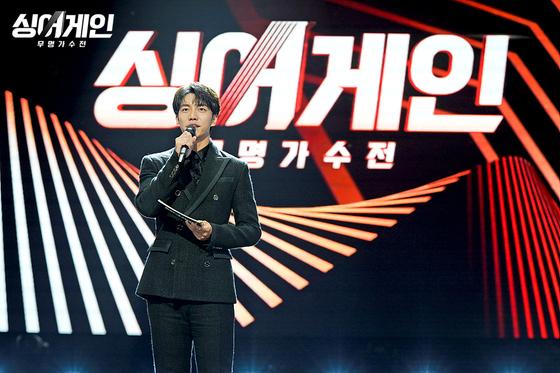 Lee Seung-gi trên sân khấu trong chương trình tạp kỹ Sing Again của Hàn Quốc