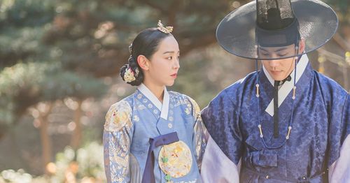 Mr. Queen photo of King Cheoljong and Queen Cheorin matching in blue.