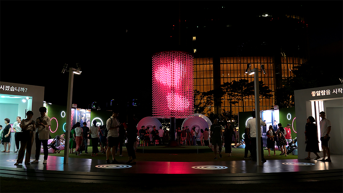 สถานที่กลางแจ้งในกรุงโซลกับไฟประดับสวยงามในงานโปรโมท Love Alarm โดย Netflix.