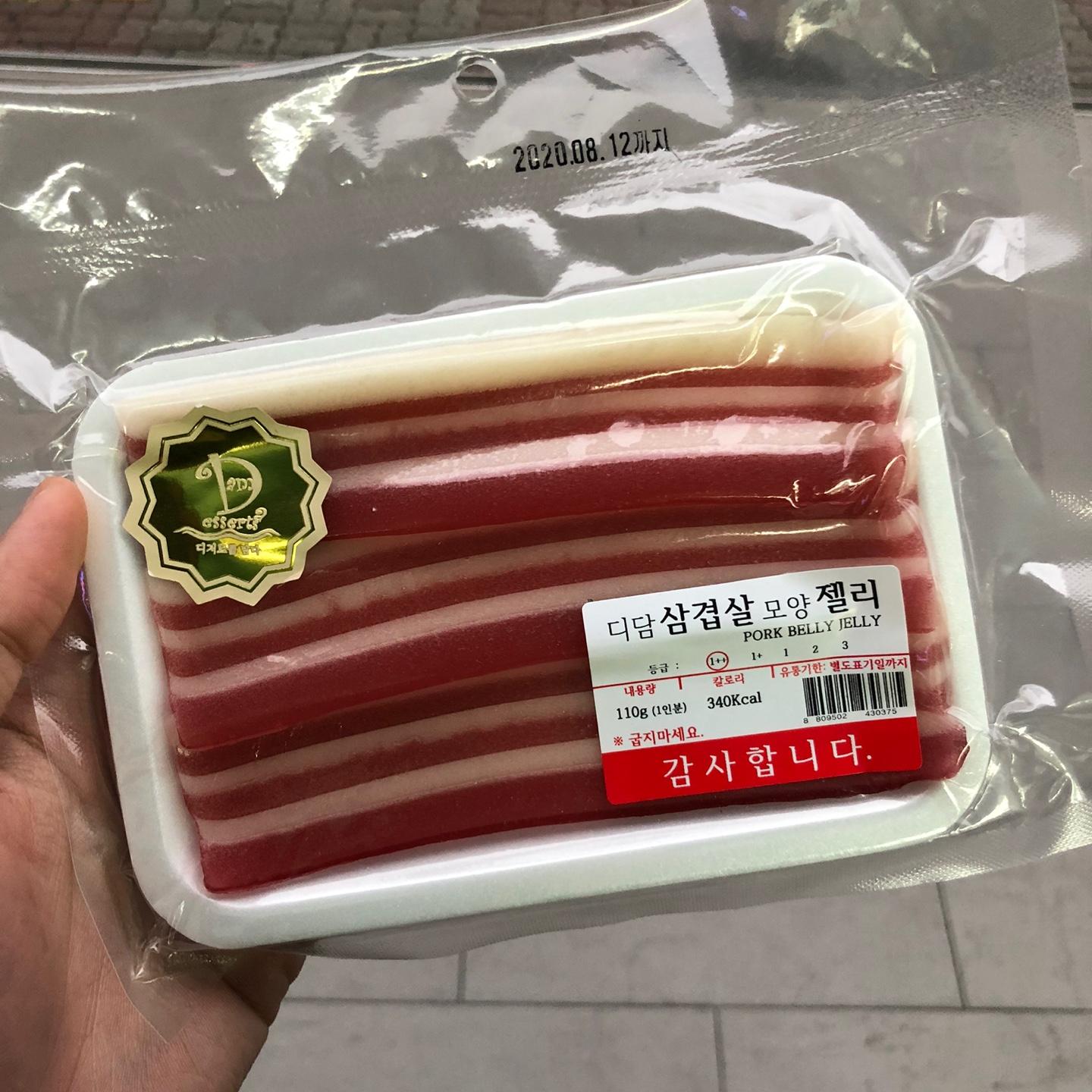 韓國便利店GS25推出五花肉模樣軟糖，包裝如真肉一樣，令人誤會。