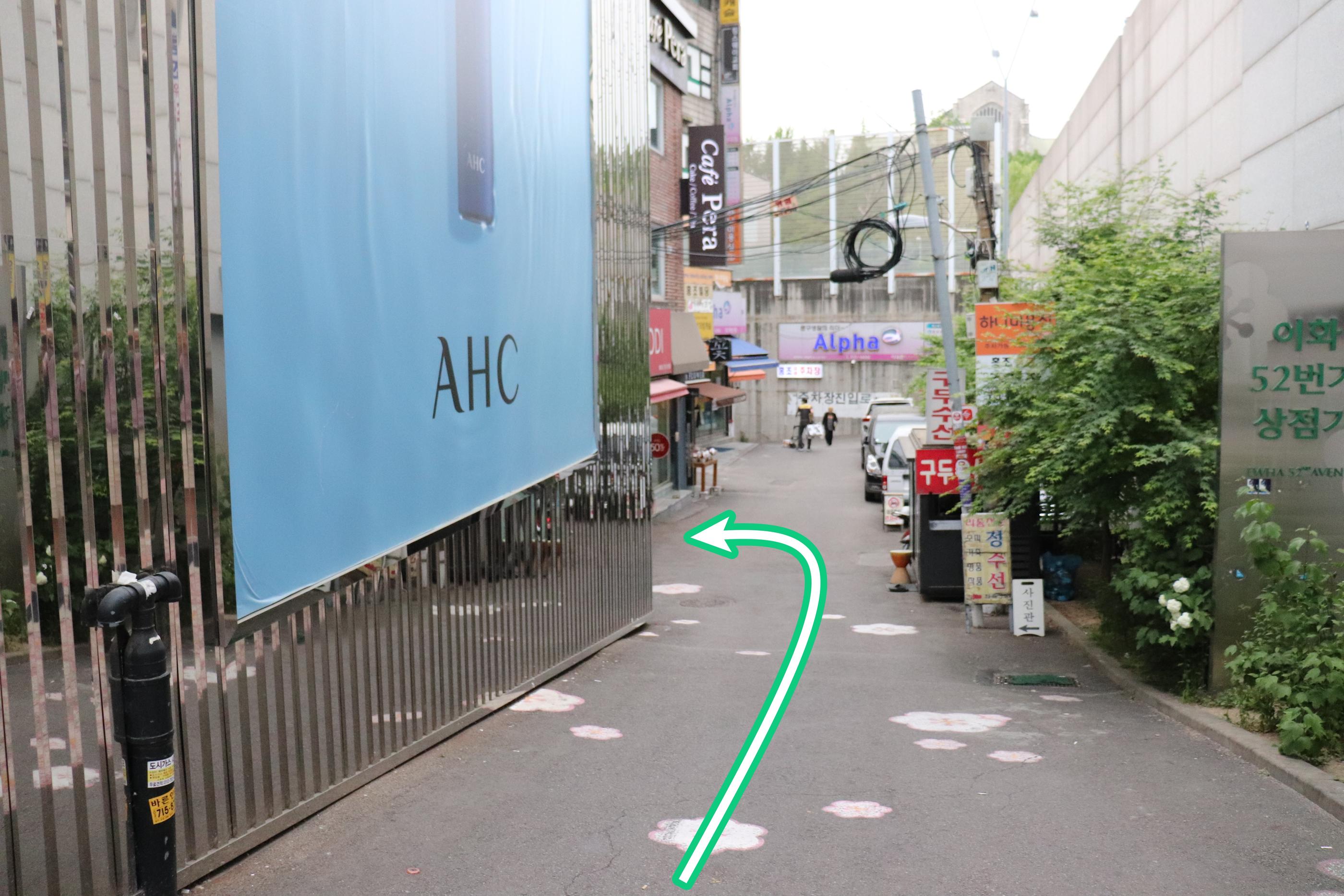 Cafe Pera | Ewha A fancy cafe with a mature aesthetic atmosphere and delicious strawberry tart