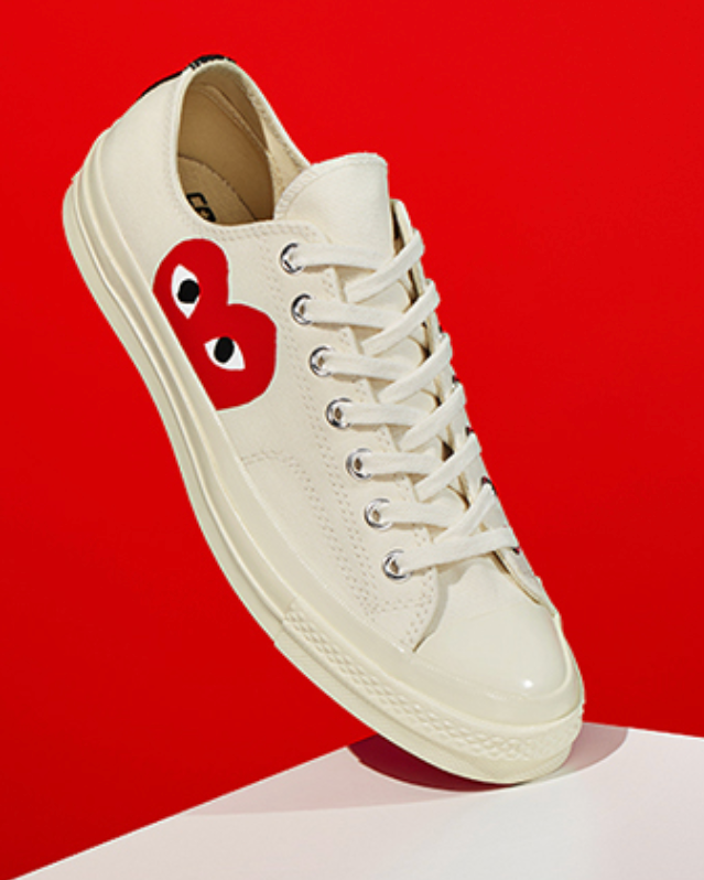 เดินไปไหนก็เห็นแต่คู่รักใส่รองเท้าคู่กัน! อย่าไปยอม...จัดมาใส่ซักคู่กับแฟน ไม่มีแฟนละก็ ใส่คู่กับเพื่อนซิรออะไร~