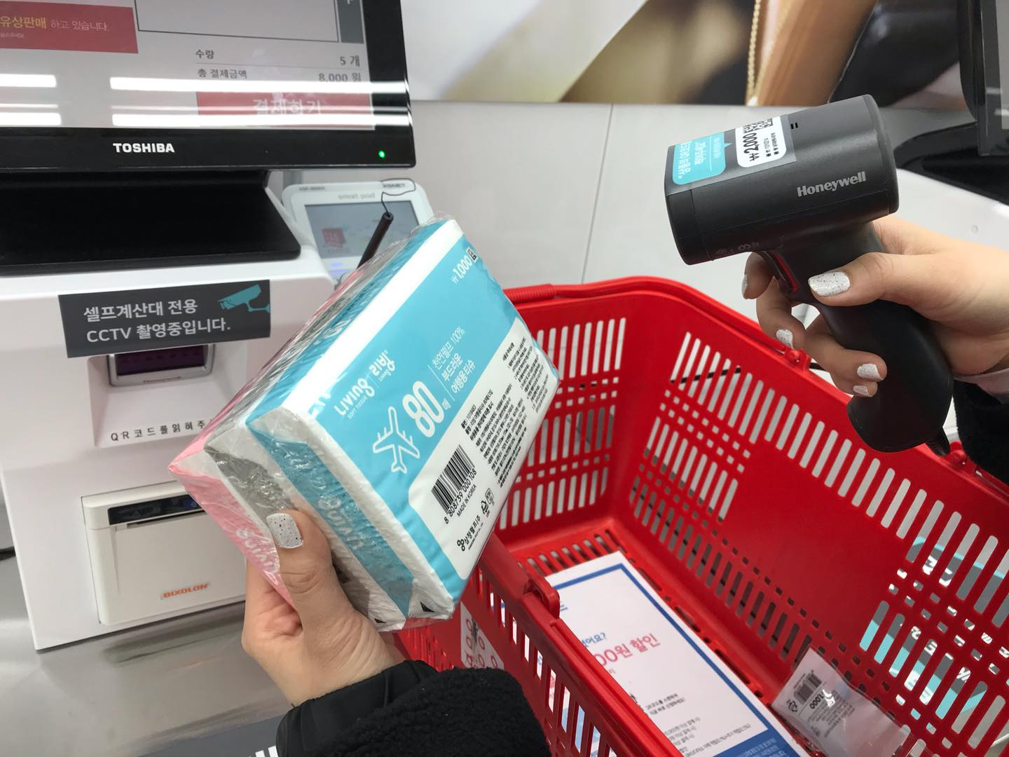 หน้าจอเครื่องจ่ายเงินอัตโนมัติในร้านไดโซะแสดงตัวเลือกให้ลูกค้าเลือกขนาดถุงพลาสติกที่ต้องการหรือข้ามขั้นตอนนี้ไปเลย