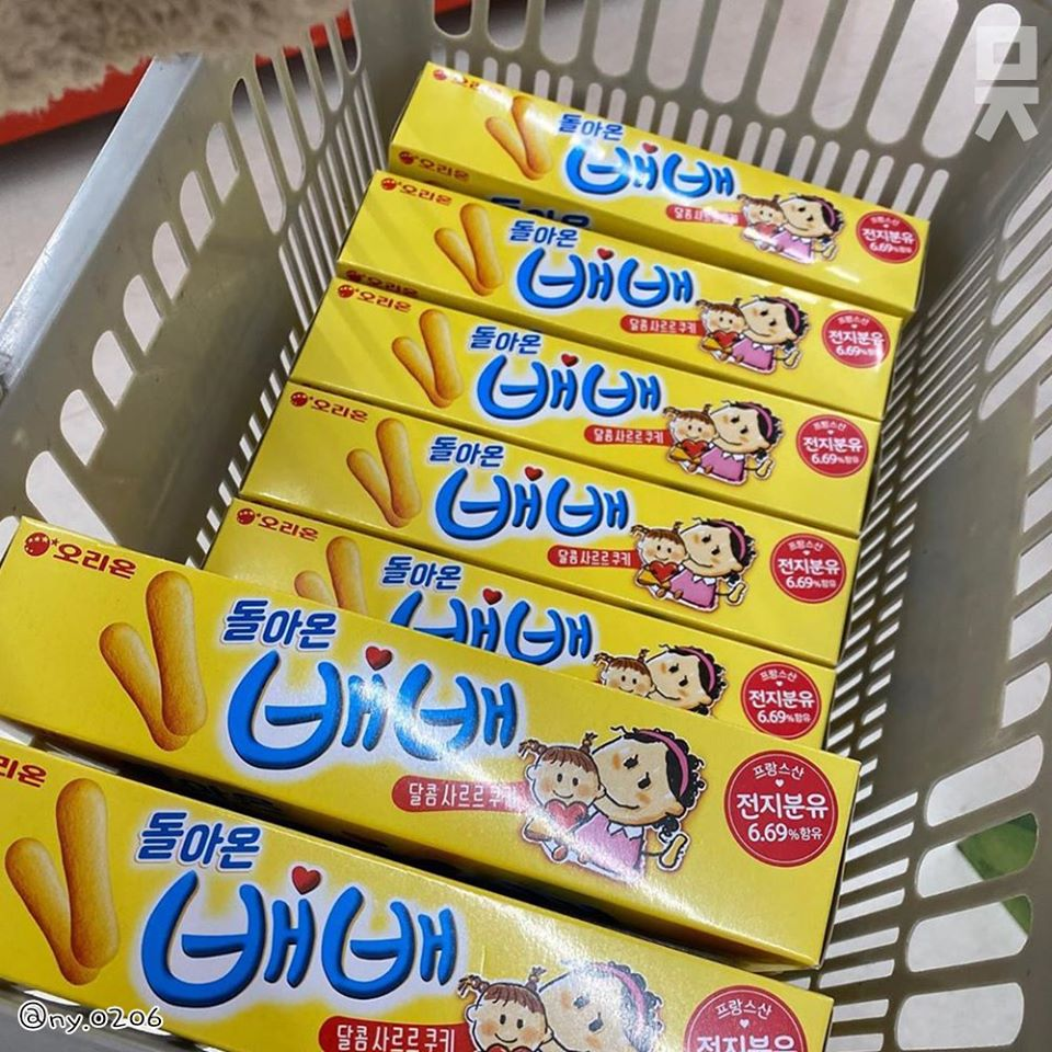 韩国便利店内热门的bebe饼干展示