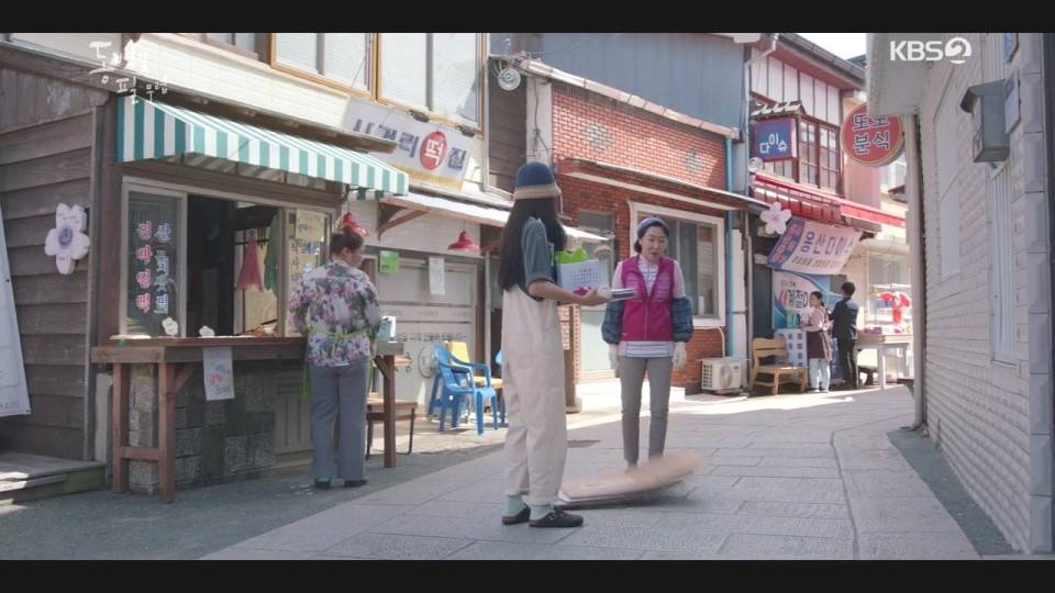 《山茶花開時》中的酒館成為熱門拍照地，標誌性瓦片屋頂及緊鄰的街道讓人感受到 當地的文化氛圍