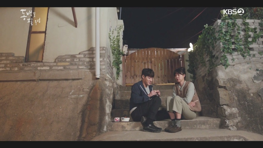 木質小圓拱門和石階梯是驚人亮點，該場景在《山茶花開時》裡同樣受到觀眾的喜愛，展示慶尚北道浦項的傳統文化