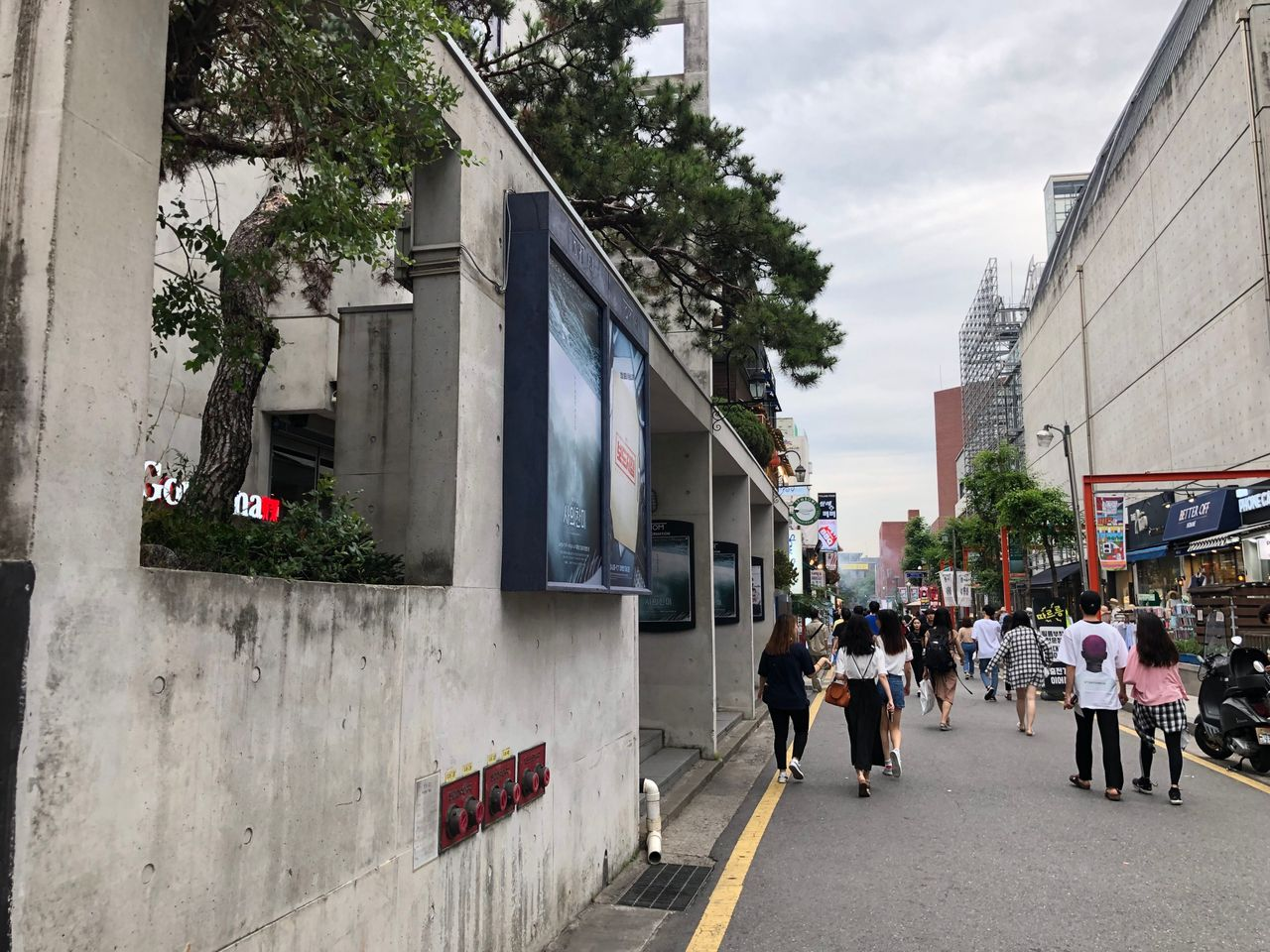 惠化大學路的一段商店街，展示獨特的街頭魅力和生活氣息