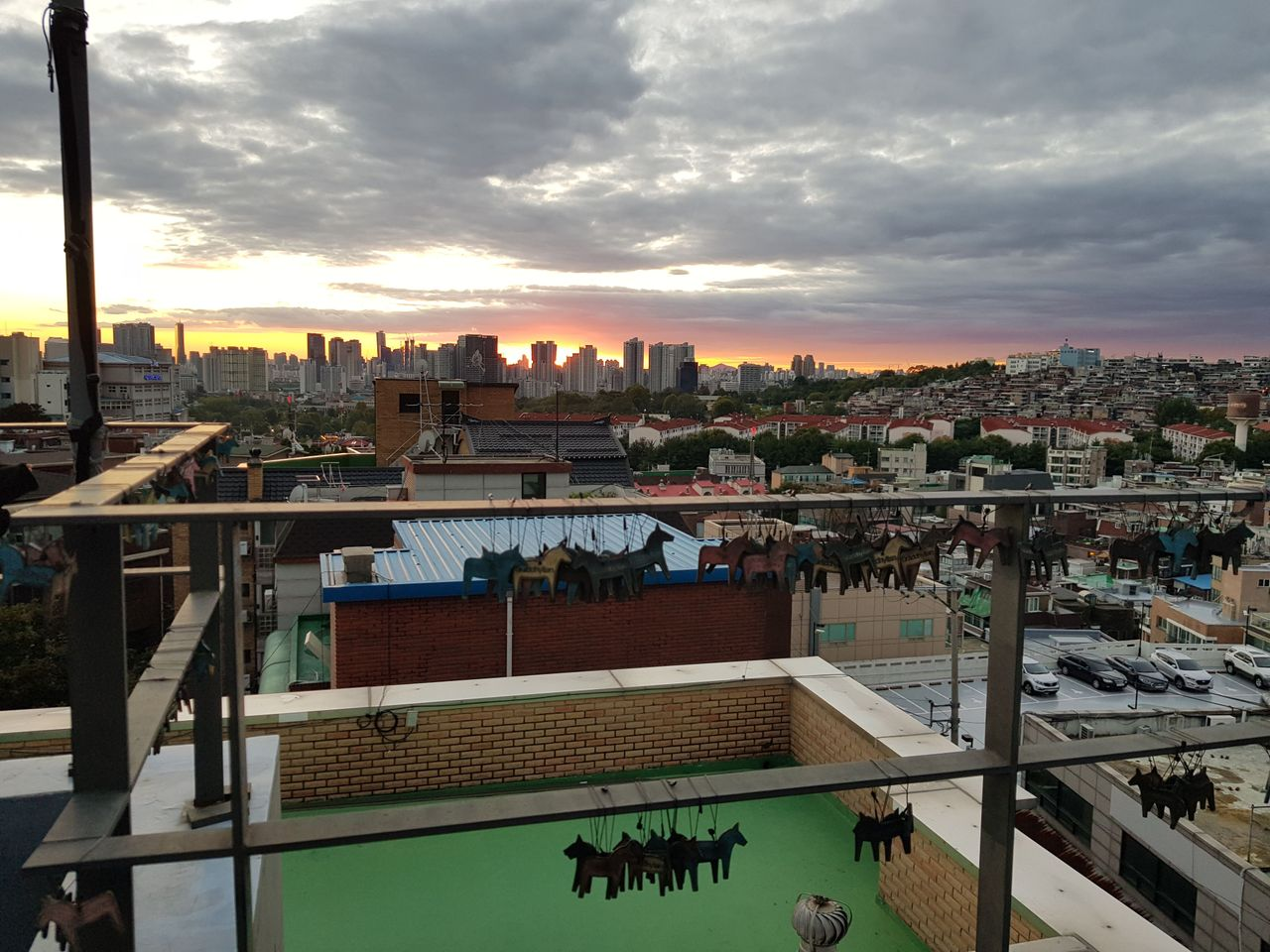 解放村的日落全景，展示首爾的美麗城市天際線