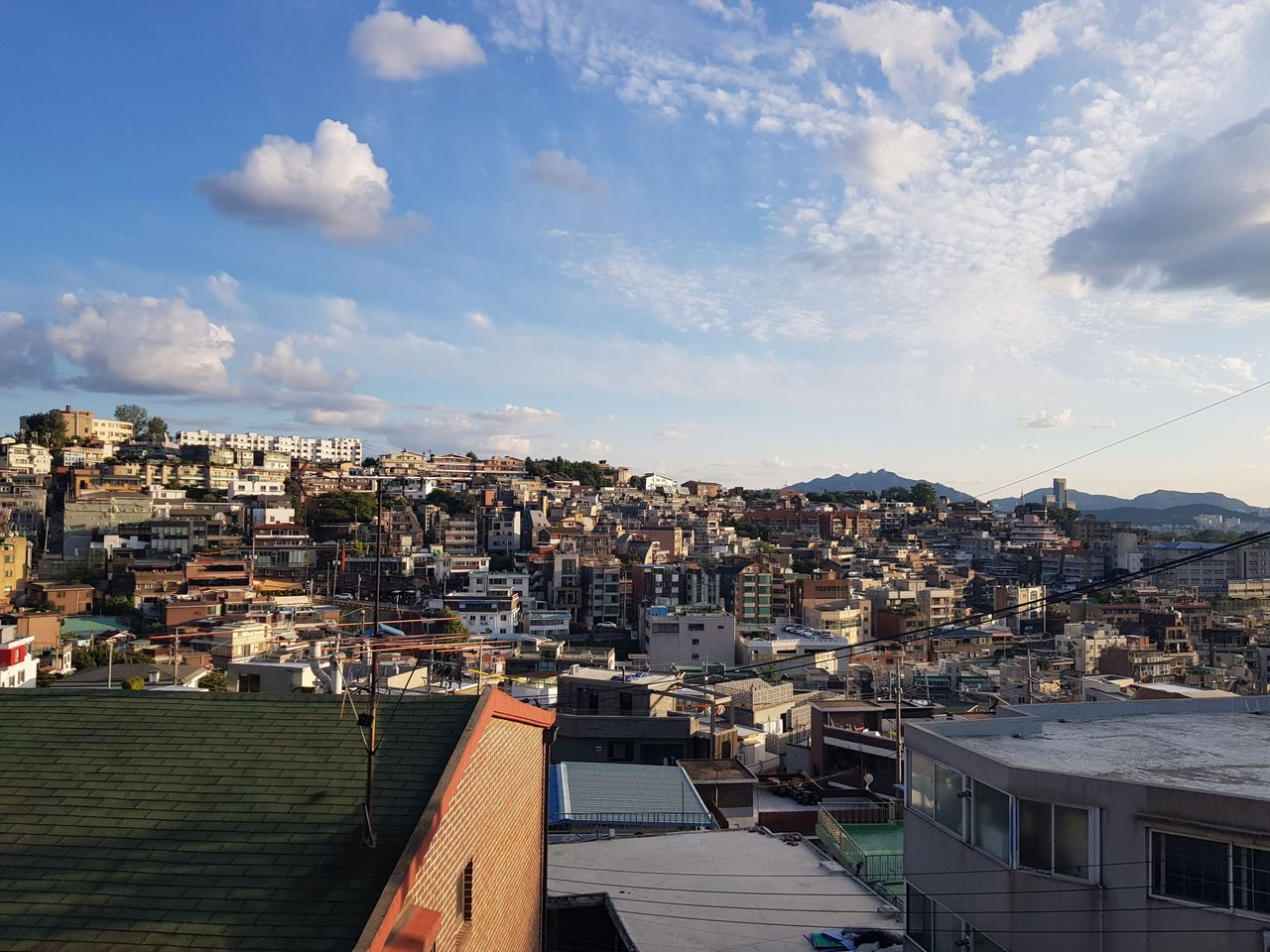 經理團路遠眺，展示韓國傳統和現代建築的融合景觀