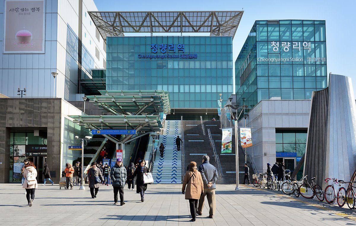 清涼裡火車站的現代化建築，交通樞紐的繁忙景象