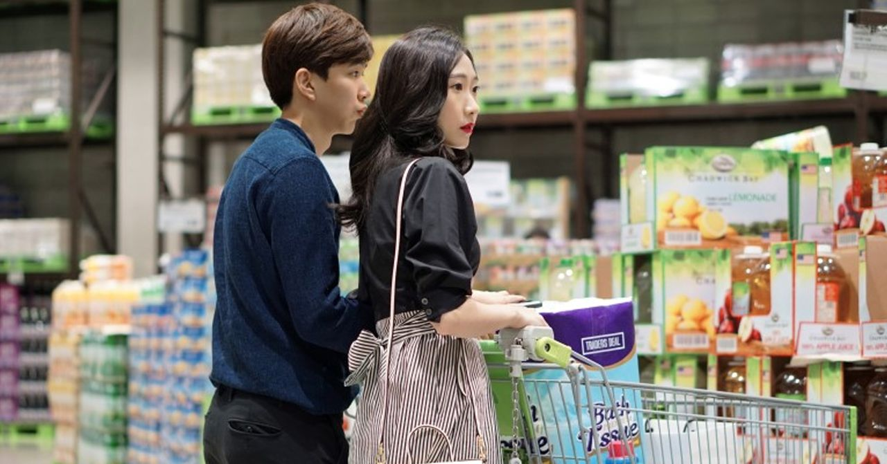 商場內顧客在進行購物，豐富的商品擺設