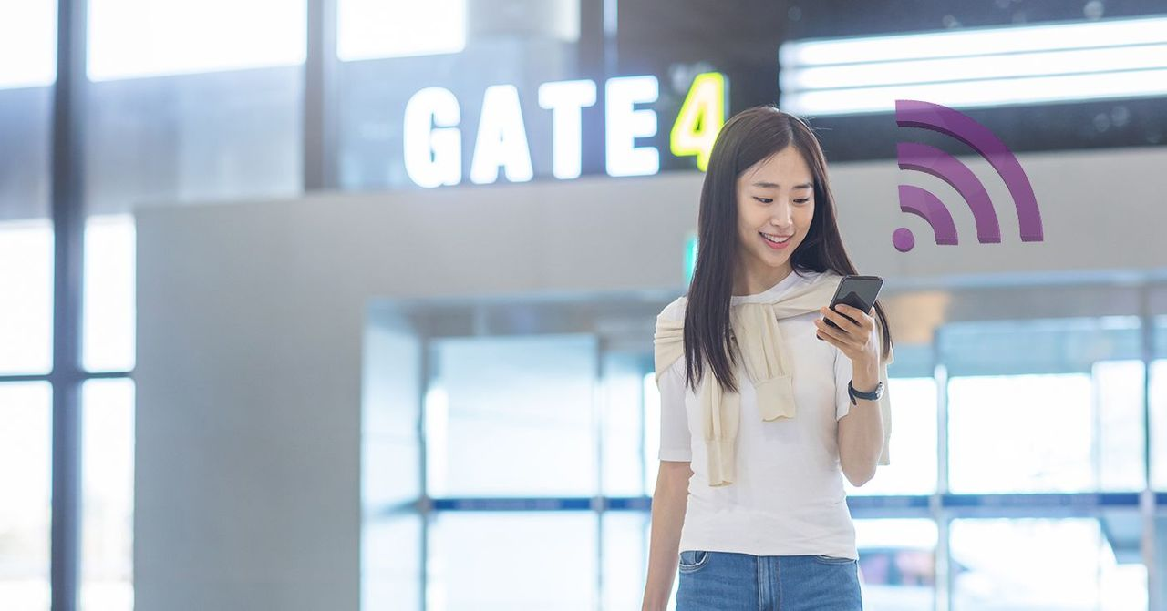 首爾提供免費WIFI的便利，旅客正在機場的門口通道使用手機連接網絡，享受方便快捷的科技支持。