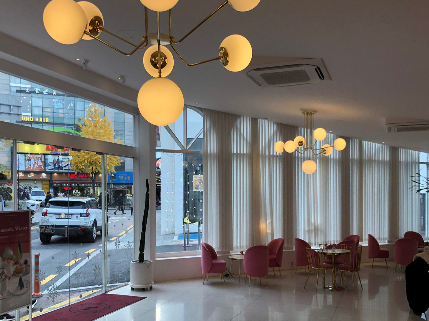 係眼鏡鋪同時又係一間咖啡廳？弘大「CARIN LOUNGE」探訪記，超靚打卡風格但...甜品令人差強人意