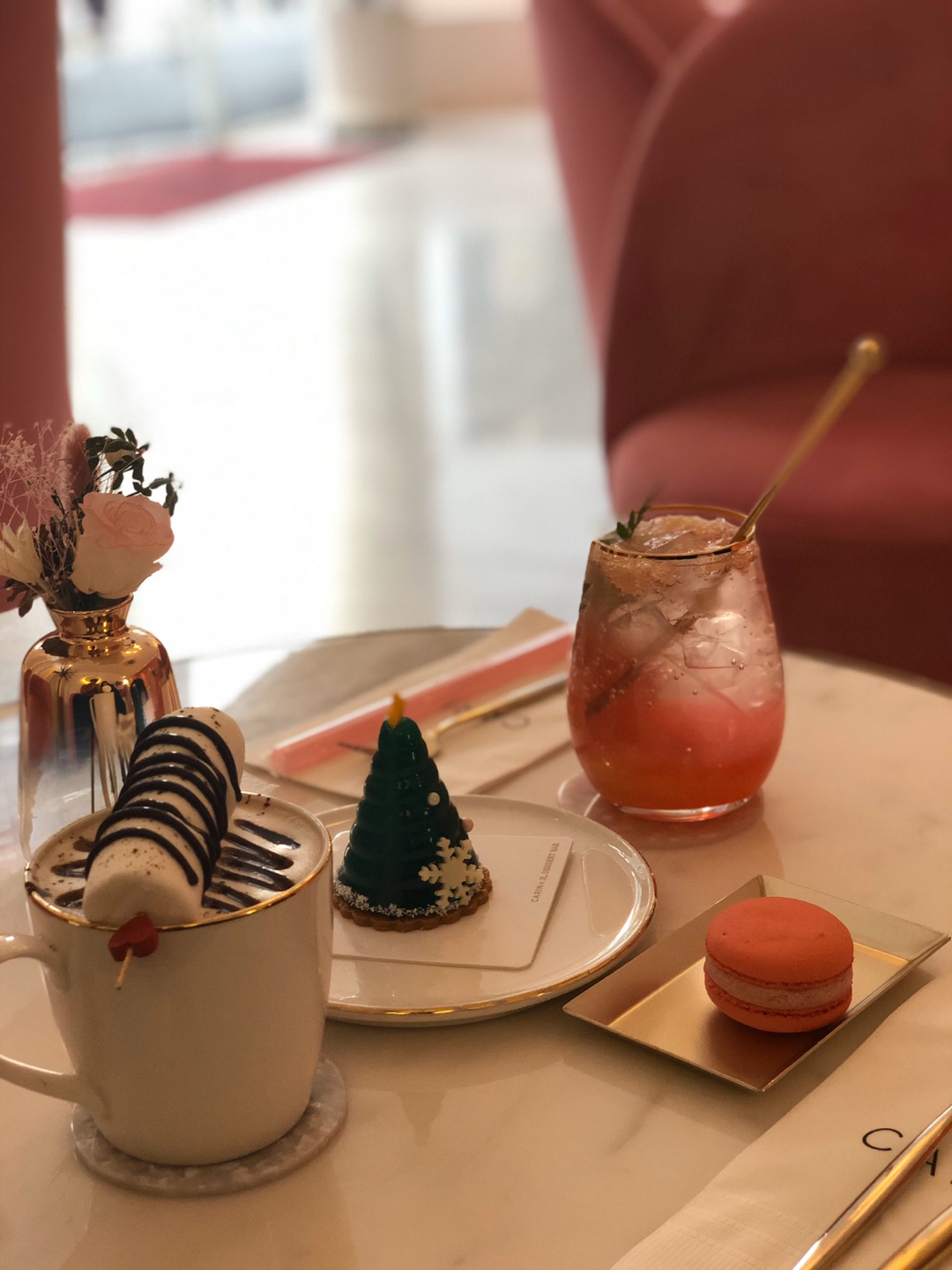 係眼鏡鋪同時又係一間咖啡廳？弘大「CARIN LOUNGE」探訪記，超靚打卡風格但...甜品令人差強人意