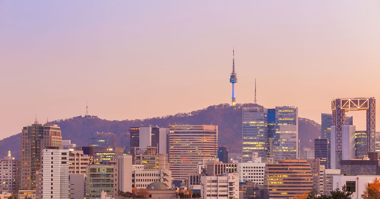 仁川国际机场内部全景，包括标志性的韩国传统元素和现代设施。