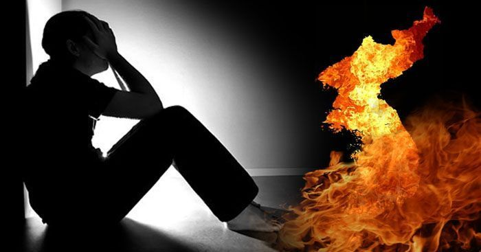 黑暗中的人形與燃燒的朝鮮半島地圖，象徵深重的社會問題。