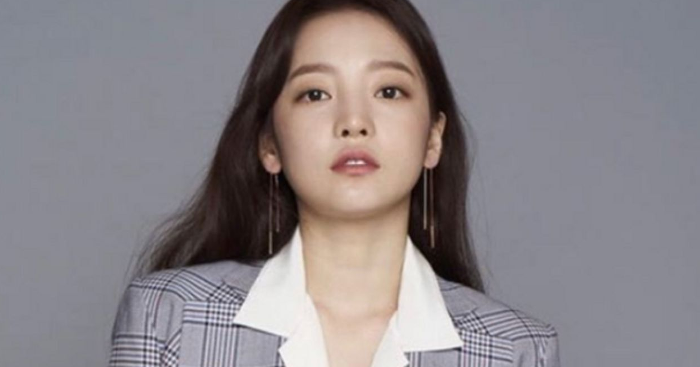 身著西裝的女性韓國藝人，她曾經因某事件受到矚目。