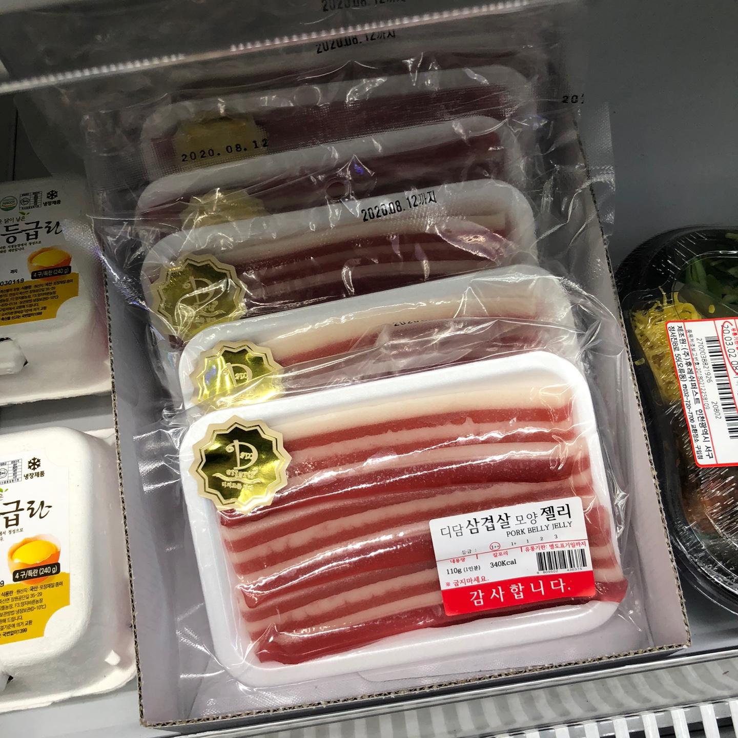 在GS25便利店冰箱裡保存的韓國流行新品五花肉軟糖，模樣逼真如真肉一般。