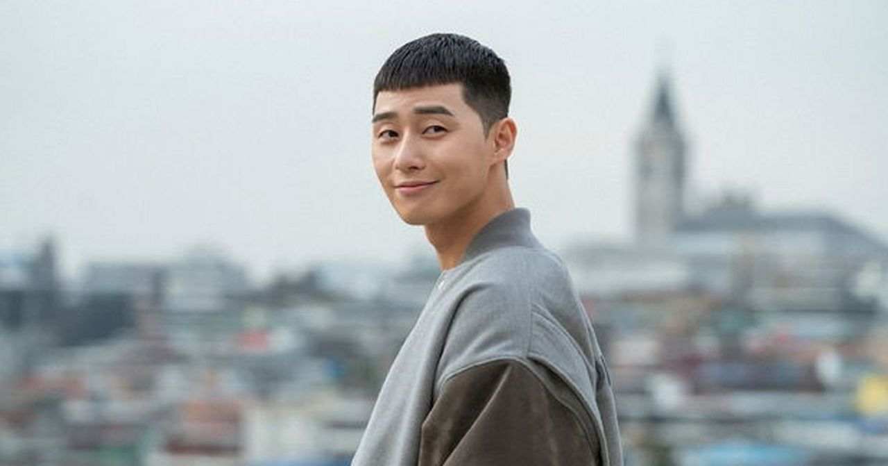 韓國男演員在背景模糊的城市中拍攝的肖像照片。