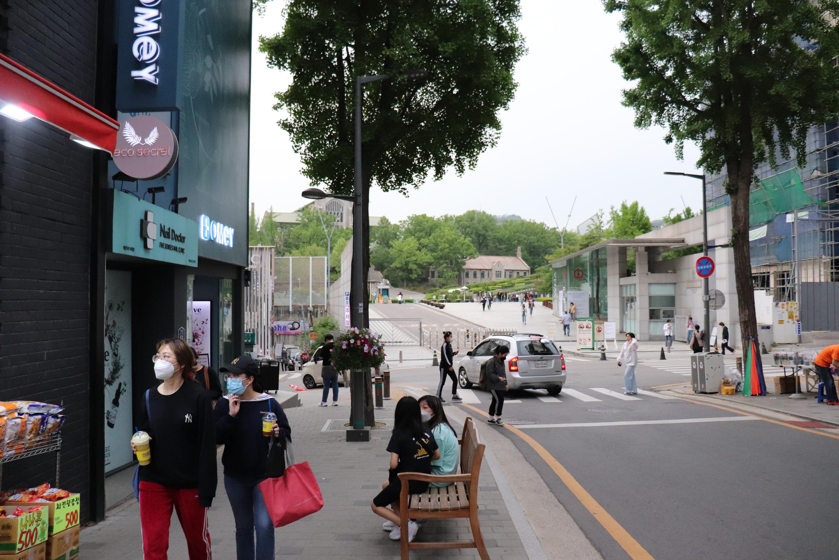 Cafe Pera | Ewha A fancy cafe with a mature aesthetic atmosphere and delicious strawberry tart