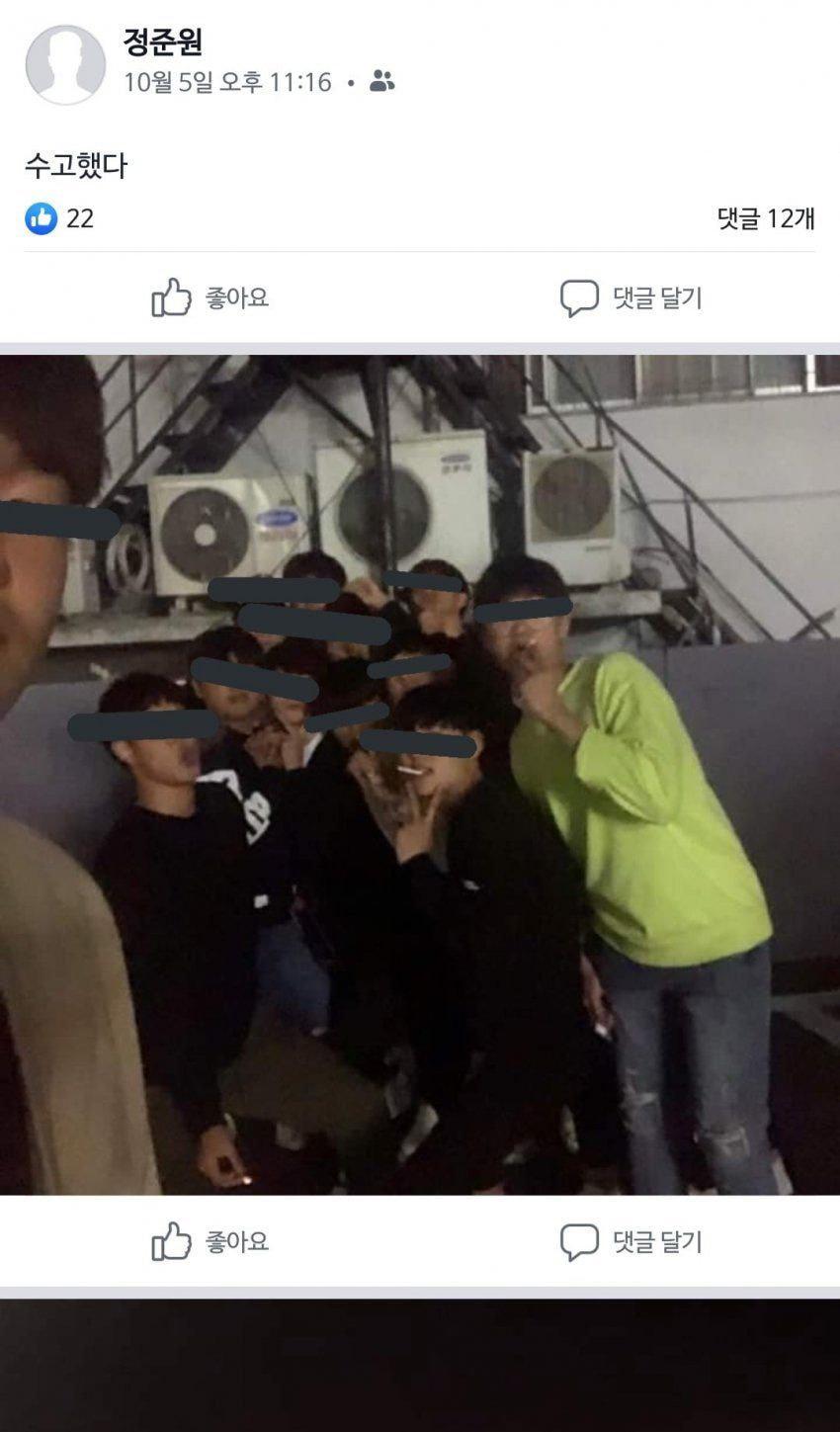 深夜にグループで撮影された写真。複数の空調装置が背景に見える。参加者はカジュアルな服装をしている。