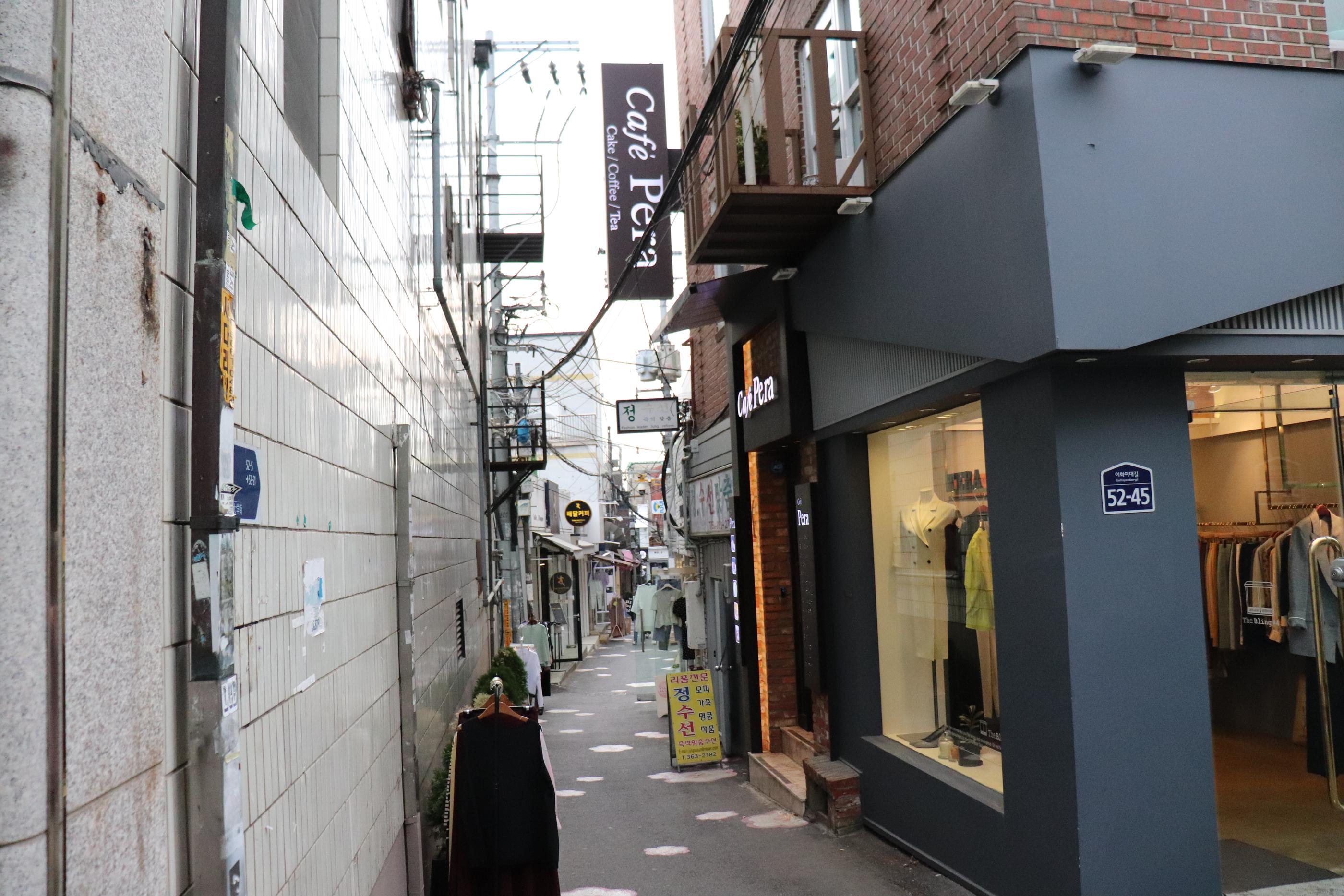 Cafe Pera | Ewha A fancy cafe with a mature aesthetic atmosphere and delicious strawberry tart