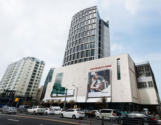 樂天免税店濟州分店建築外觀，她垂直的結構引人注目