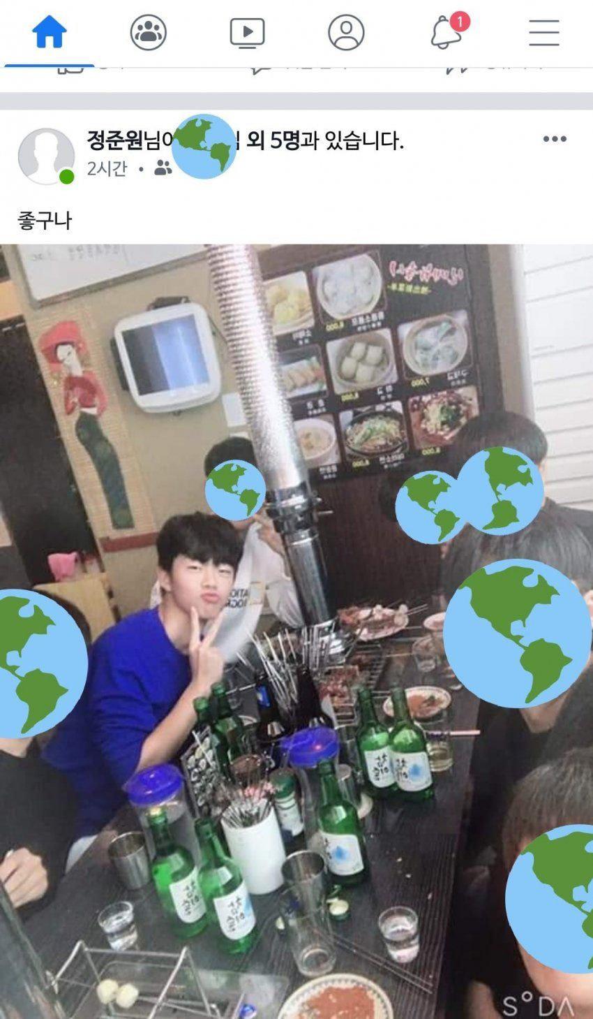 飲食店のテーブル。複数のビール瓶と食べ物の皿が並び、一部の顔が隠されている人物が参加している様子。