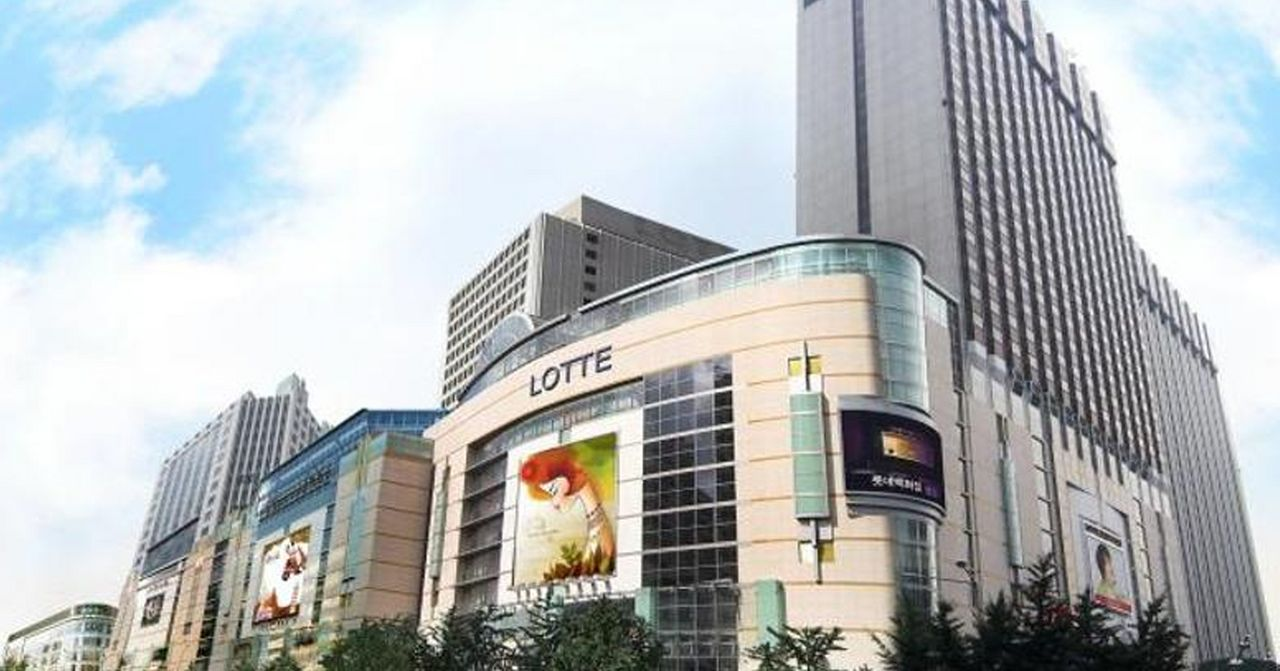 樂天百貨明洞停業，因應新冠疫情擴大進行消毒防疫措施，韓國政府迅速回應確診病例的行蹤。