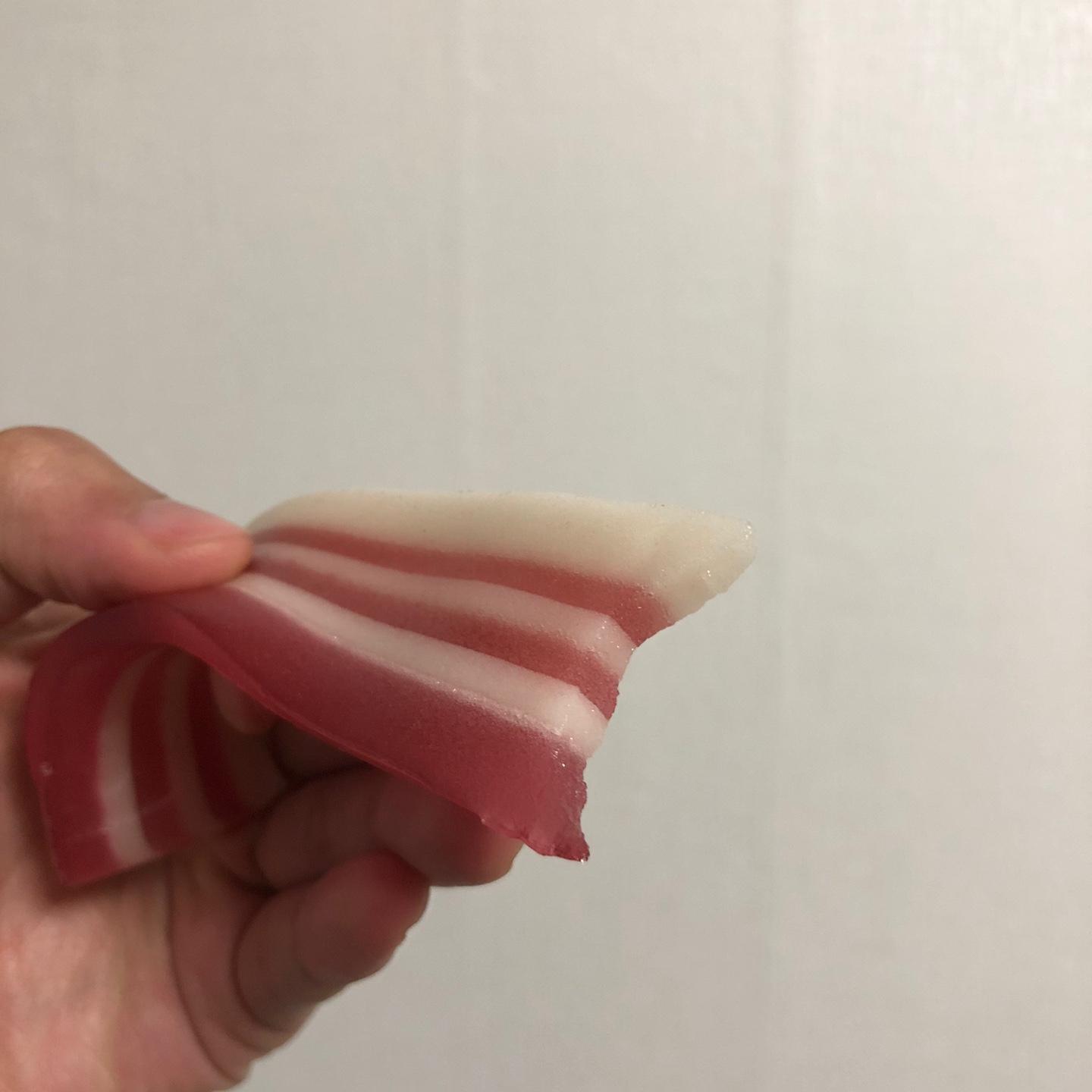 五花肉軟糖的剖面圖顯示其細緻的層次與仿真效果，柔軟而有彈性的質感。