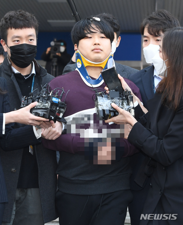 韩国N号房事件中被捕的疑犯被警方护送，来源：NEWSIS