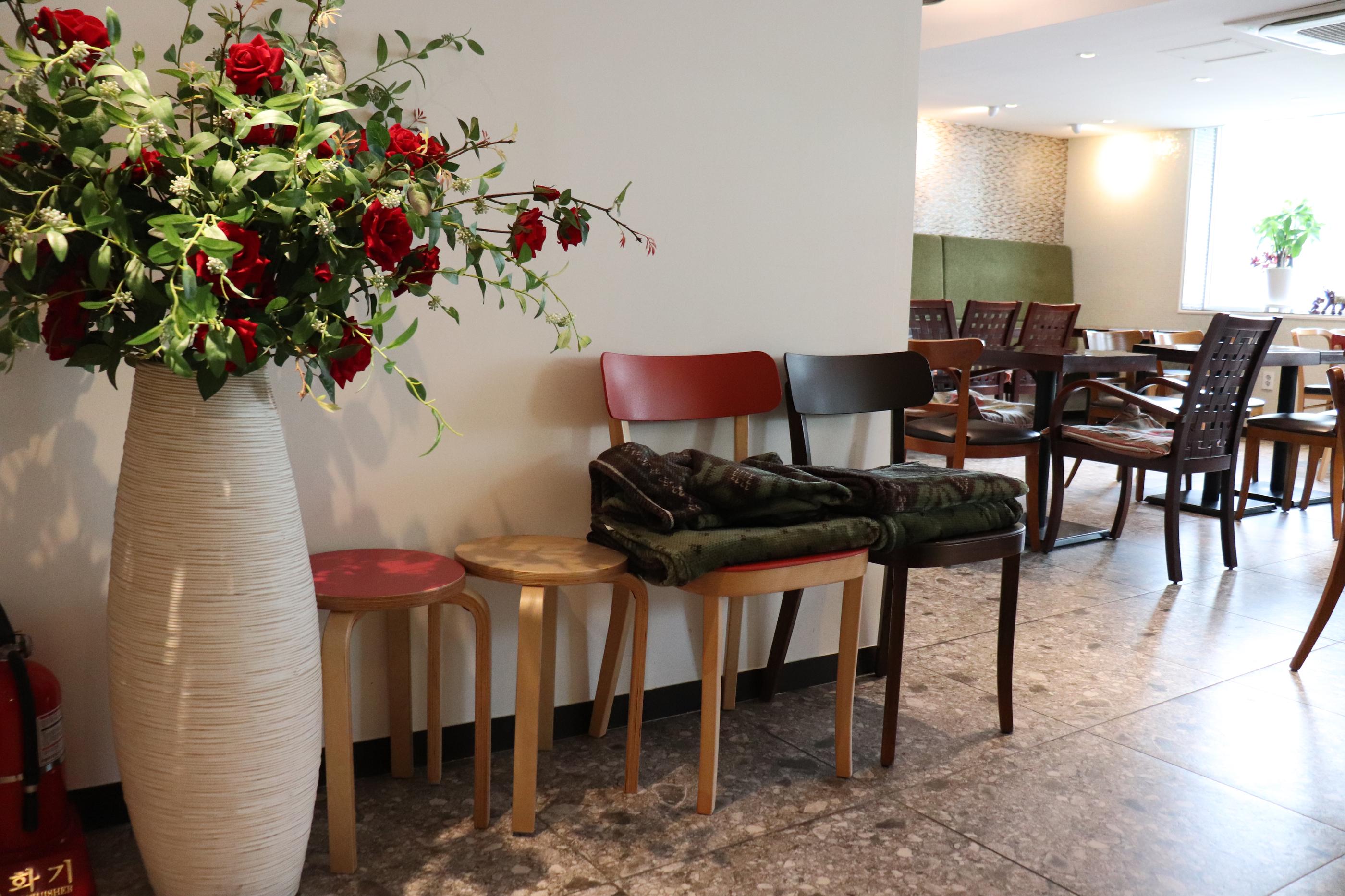 Cafe Pera | Ewha A fancy cafe with a mature aesthetic atmosphere and delicious strawberry tart