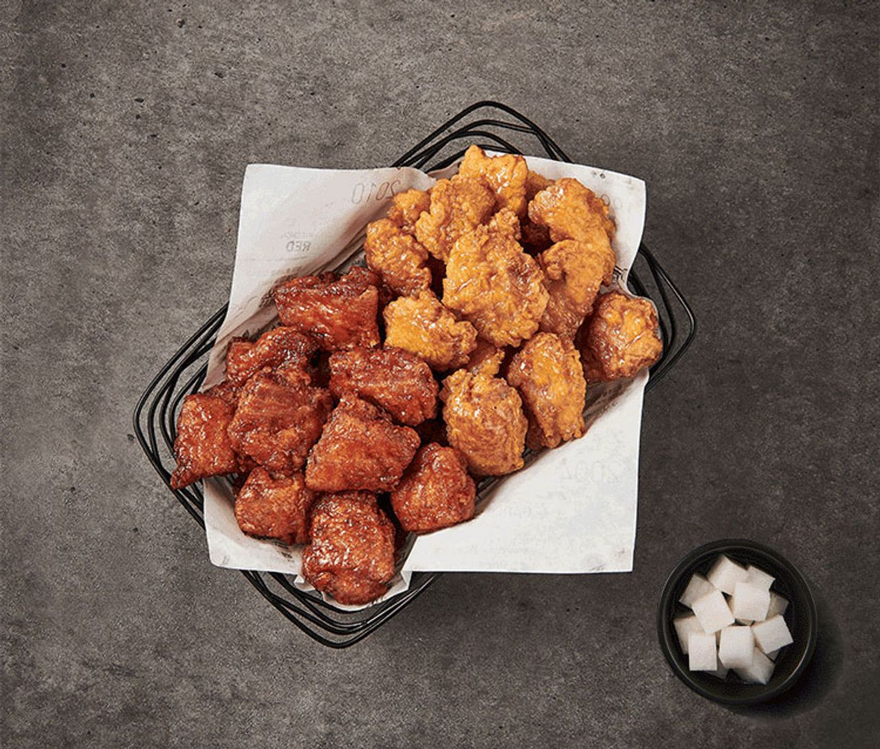 桥村炸鸡双拼，包含原味和蜂蜜口味炸鸡，旁边附有一小碟白萝卜。