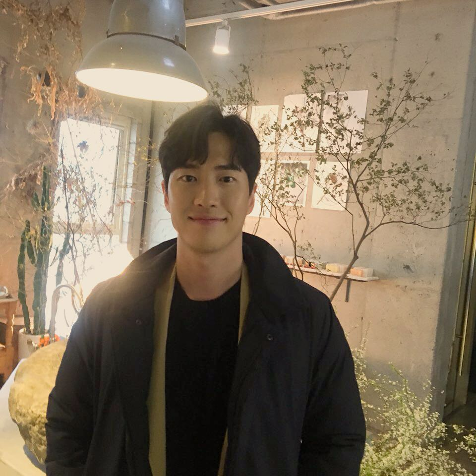 韓劇《愛的迫降》中演員崔勝允的黑色背景肖像照片