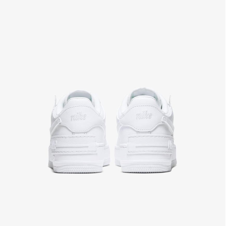 รองเท้า Nike Air Max 97 ถ่ายจากมุมด้านบนทำให้เห็นลายละเอียดของผ้าฝ้ายสีชมพูขาว