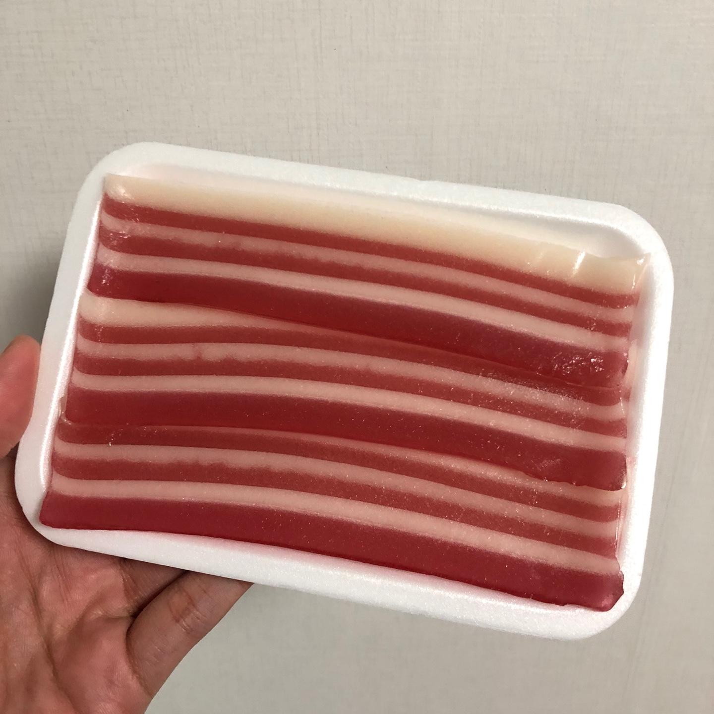 GS25販售的五花肉軟糖特寫，細緻逼真的外觀讓人想起真肉的香氣。