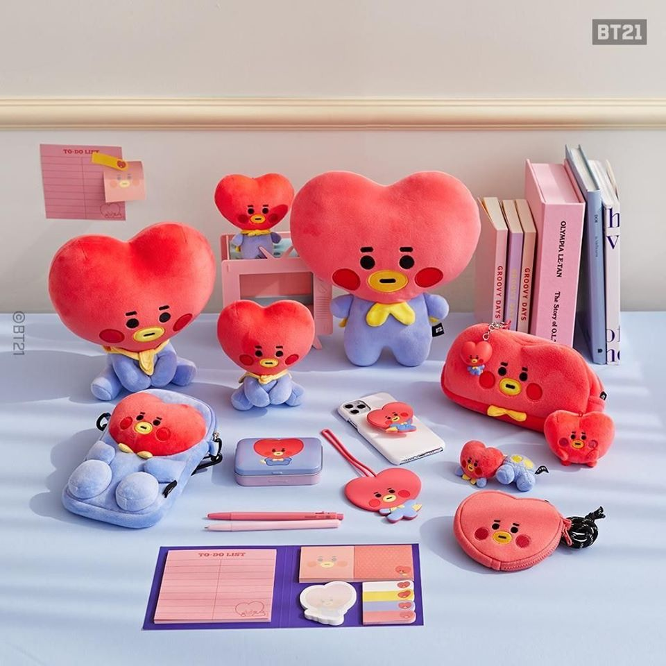 BT21角色TATA的周边商品集合，展示多个同角色的玩偶和配件，轻松融入任何风格居家环境的色彩搭配。