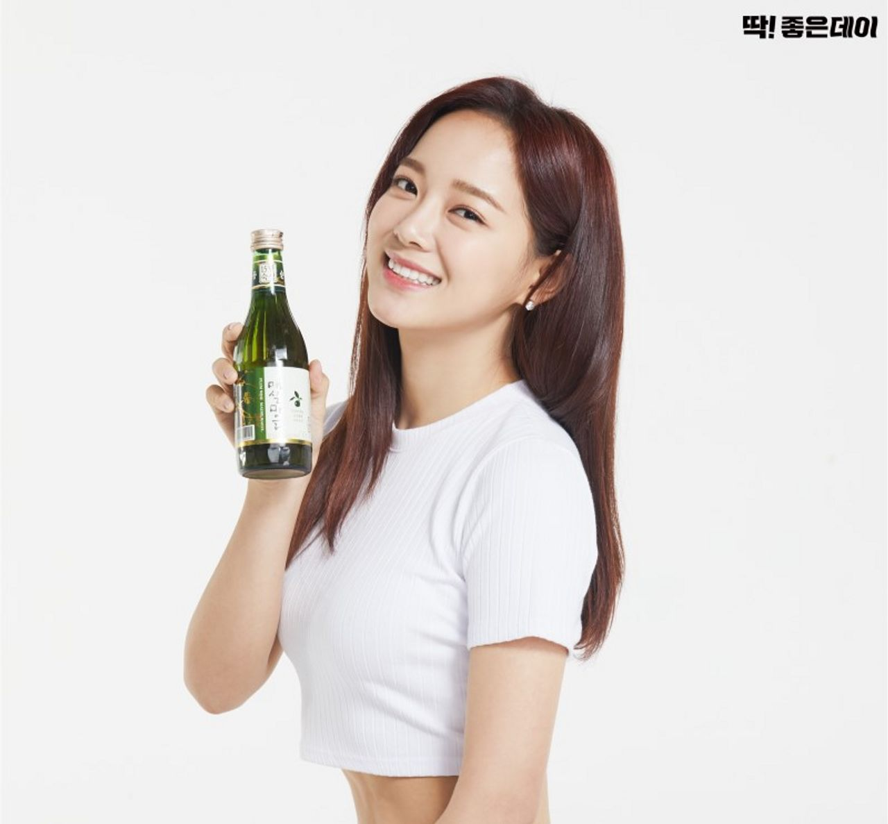 擁有一瓶Good Day燒酒，展示其經典包裝和韓國燒酒特色。