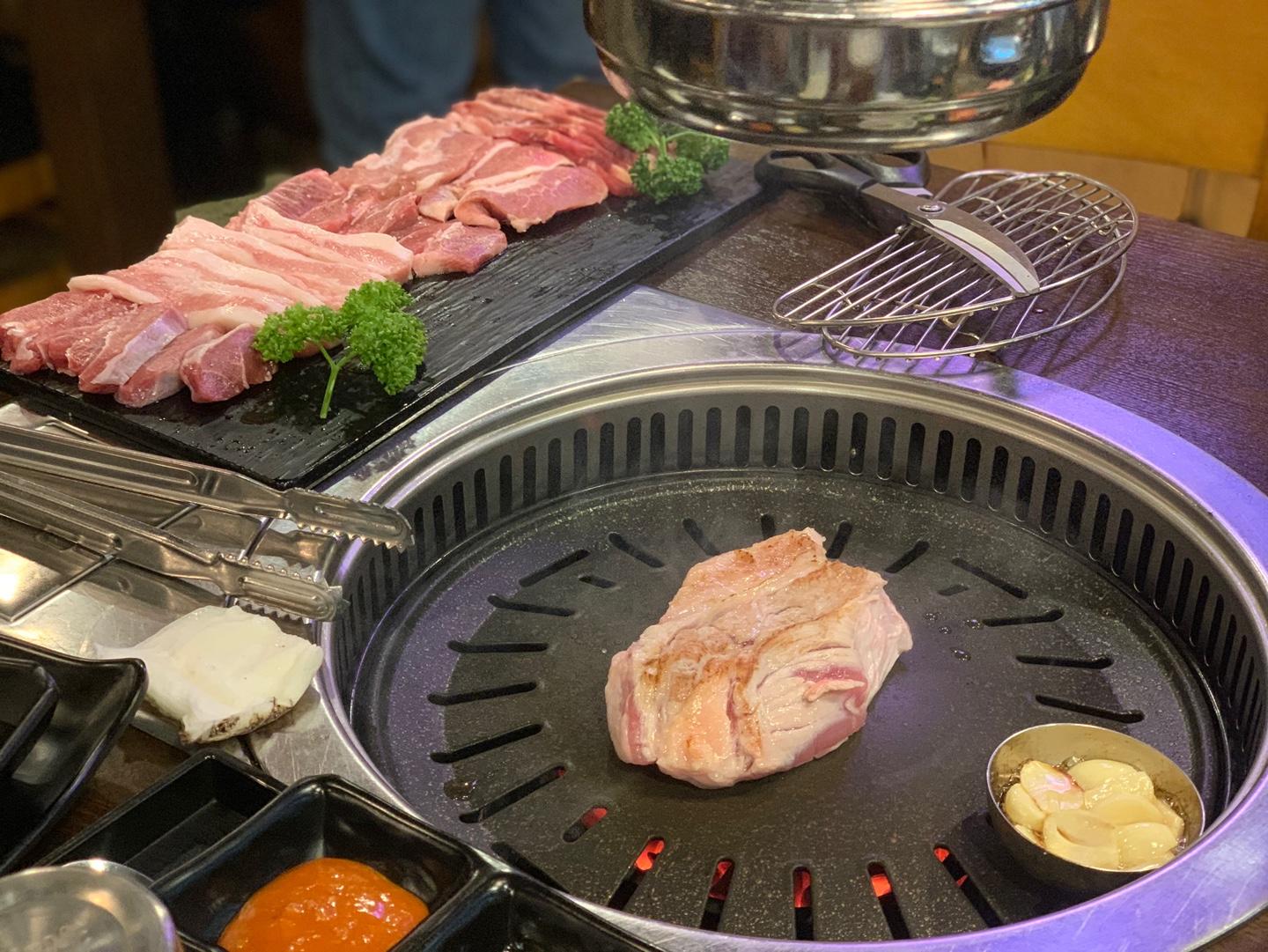 超高質韓國烤肉連鎖店，職員會親自過嚟幫大家，完全唔洗自己落手！