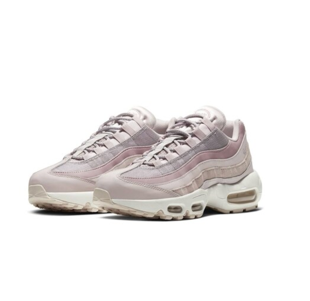 รองเท้า Nike Blazer สีแดงที่มีความเรียบหรูควบคู่กับดีไซน์ทรงสูง