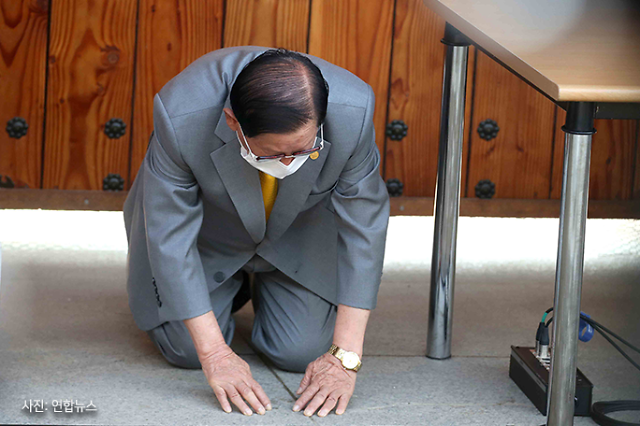 新天地教會代表宣佈向韓國捐款，以支持武漢肺炎疫情之新聞畫面，韓國時事報導。