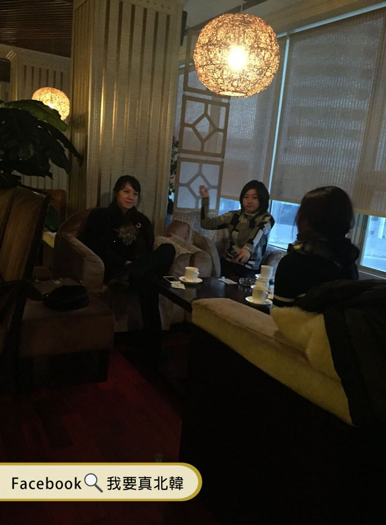 平壤金龙咖啡店内，几位当地人正喝咖啡，环境温馨，来源：[我要真北韩] Facebook页面