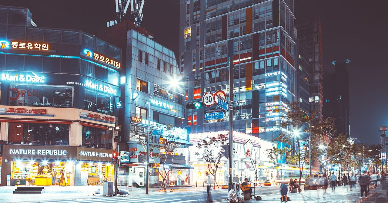 新村夜色中的美食天堂，街道上燈火通明，各式美味餐廳吸引著夜幕降臨的饕客們。