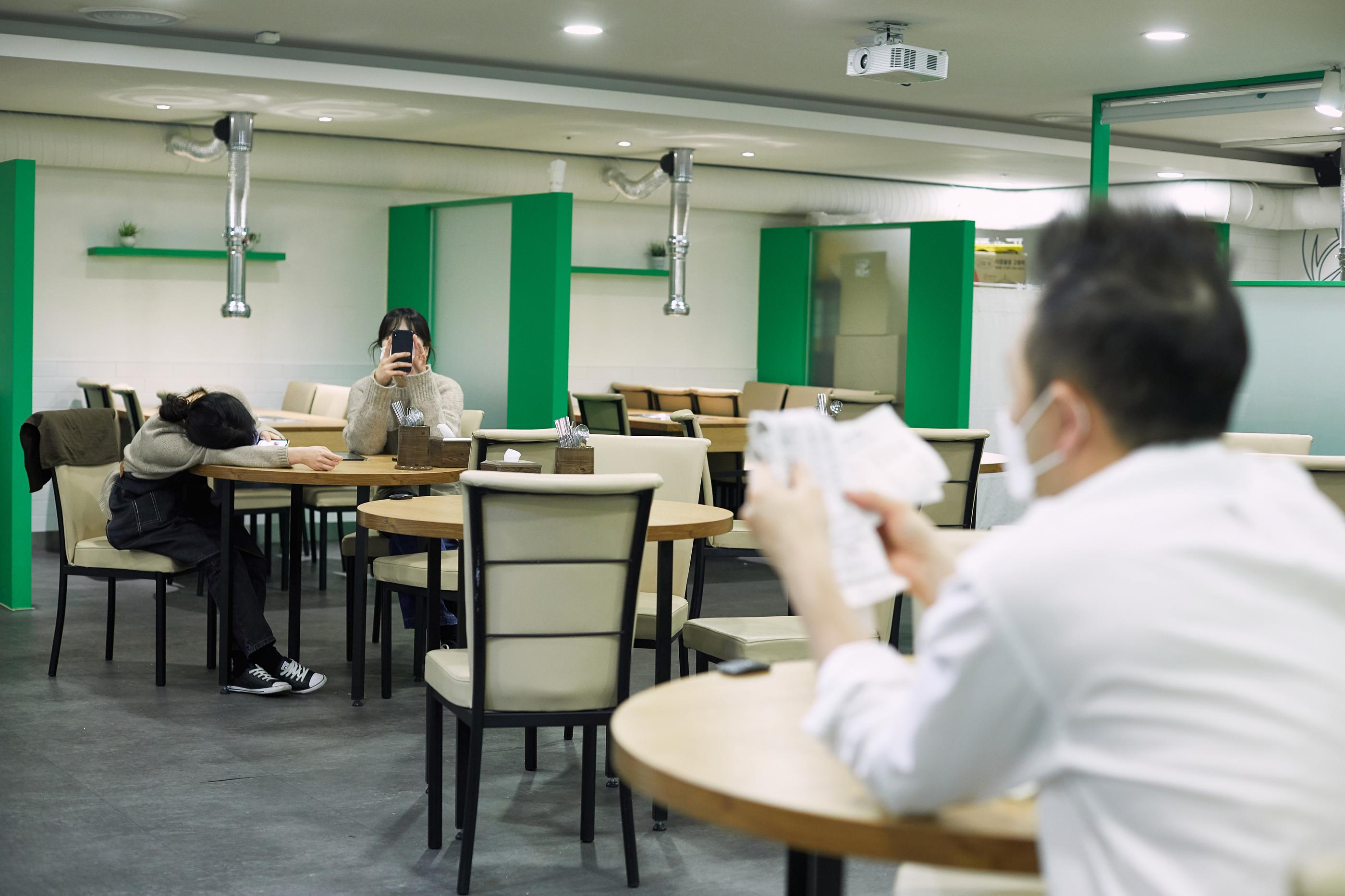 韩国餐厅内部因疫情影响,客户稀少