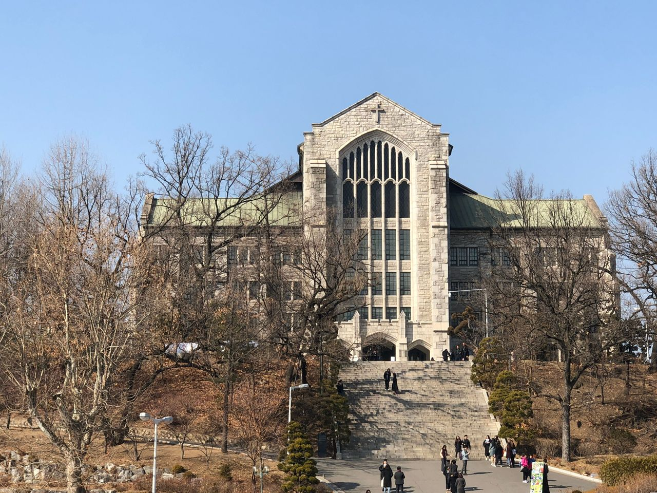 梨花女子大學主建築，石造風格，顯示出校方景觀與封閉措施中仍保持的莊嚴外觀。