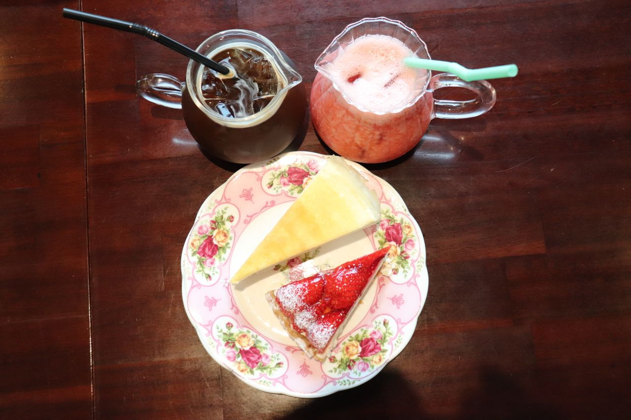 Cafe Pera | Ewha A fancy cafe with a mature aesthetic atmosphere and delicious strawberry tart