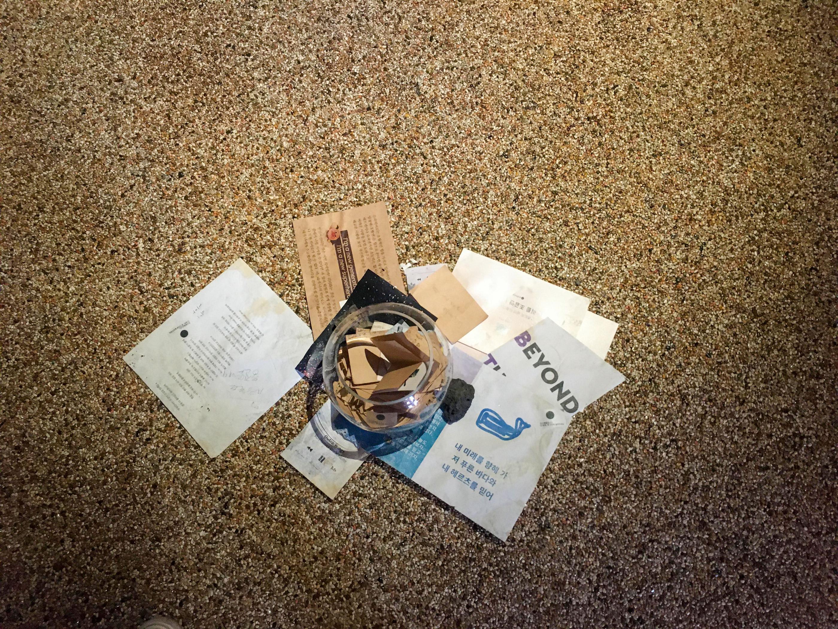 Một góc trang trí nội thất nghệ thuật với đèn treo phong cách và giấy ghi chú, thể hiện môi trường sáng tạo và cảm hứng tại café Bjorklunds.