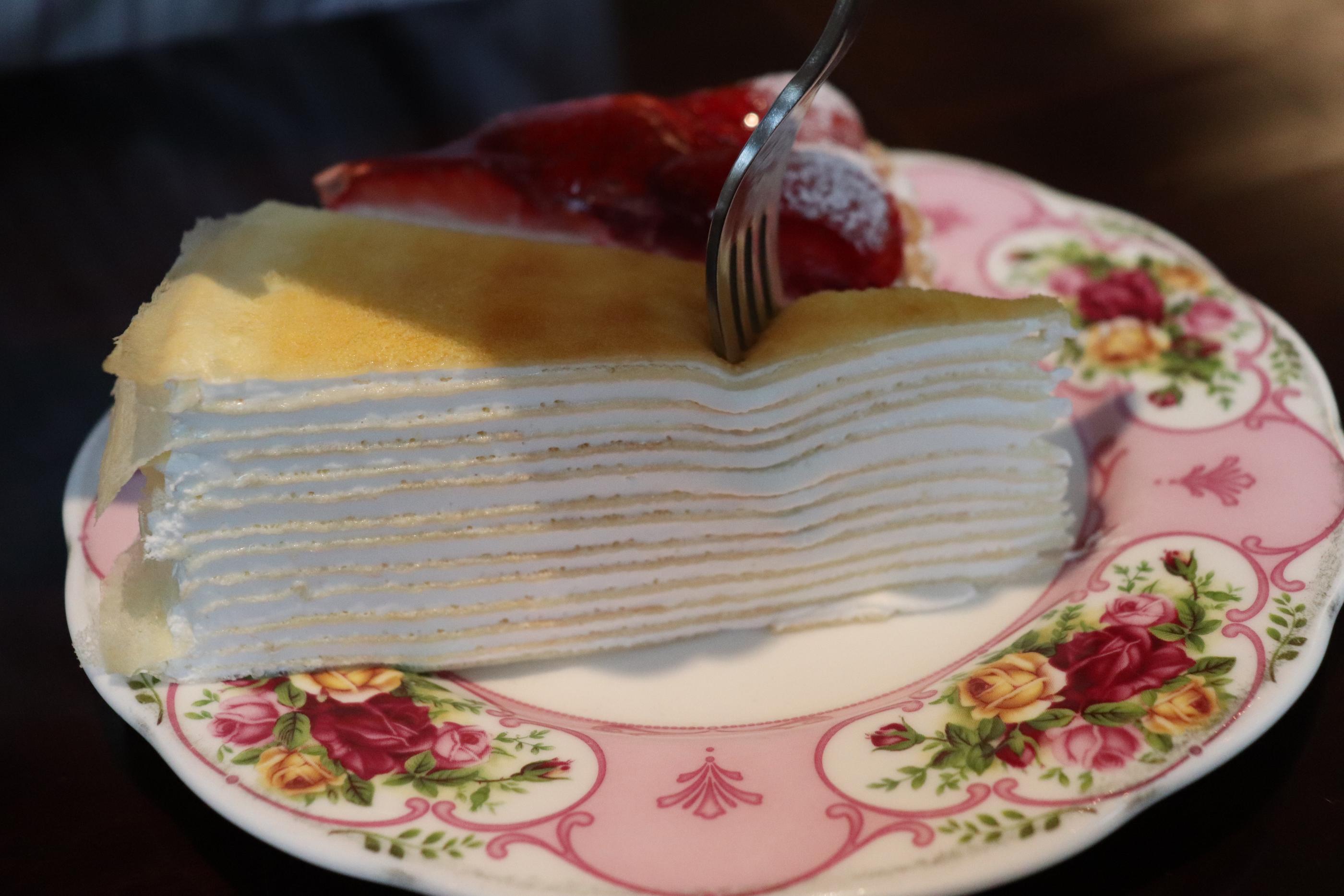 Cafe Pera | Ewha A fancy cafe with a mature aesthetic atmosphere and delicious strawberry tart