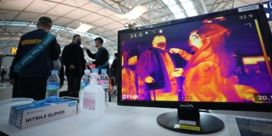 นักเรียนเกาหลีที่เดินทางจากต่างประเทศกินยาลดไข้กว่า 20 เม็ด เพื่อตบตาด่านตรวจคนเข้าเมืองทั้งในอเมริกาและเกาหลี รัฐบาลเกาหลีใต้ออกประกาศว่า "คนที่เดินทางเข้าประเทศต้องตรวจ COVID-19"